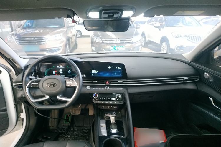 Used Hyundai Elantra 2023 1.5L CVT LUX Prestige Edition
