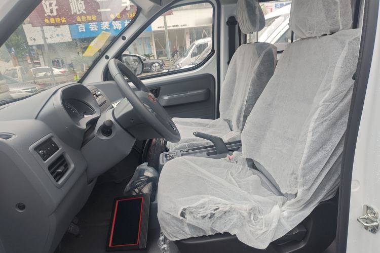 Used Wuling Yangguang 2024 300KM Comfort Version Passenger Van 75kW
