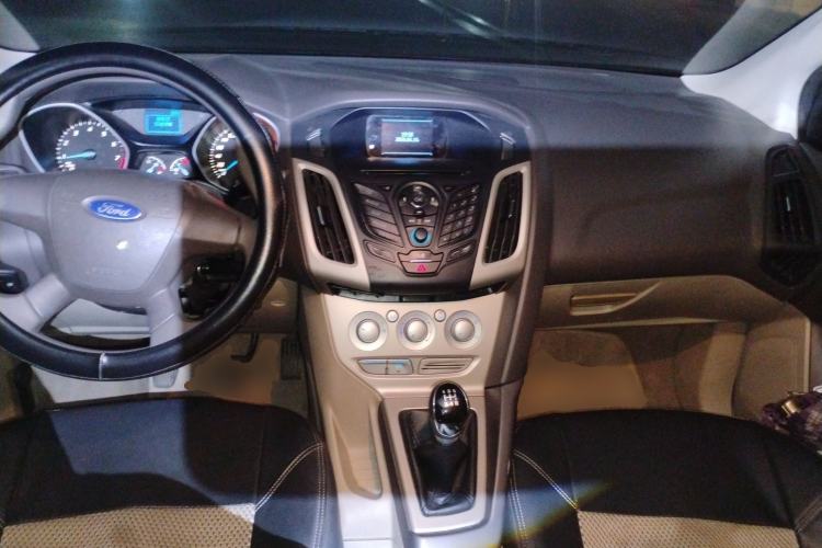 Used Ford Focus 2012 Sedan 1.6L Manual Comfort Model Center Console