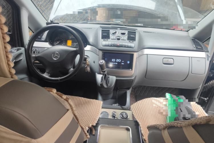 Used Mercedes-Benz Vito 2011 2.5L 7-seater executive version Center Console