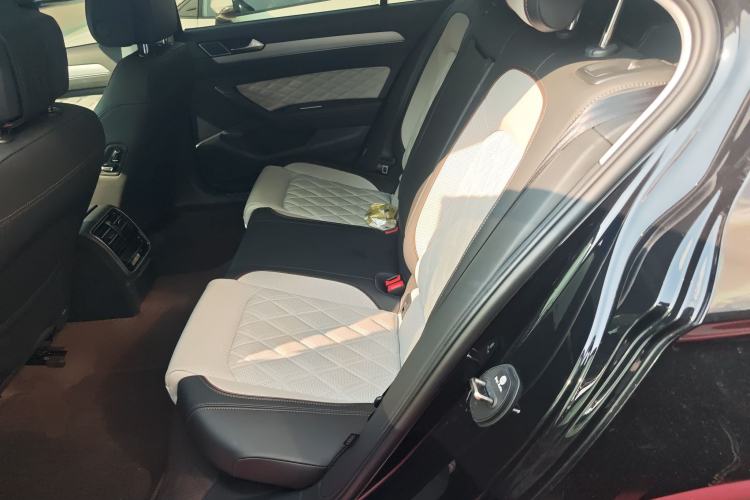 Used Volkswagen Magotan 2024 2 Million Units Zhongxiang Version 330TSI DSG Luxury Edition
