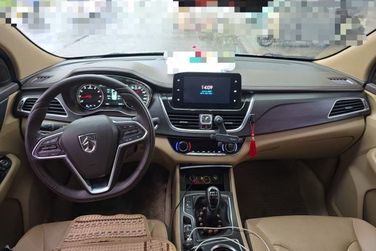 Used Baojun 730 2017 1.5T Manual Zhishang Model 7 Seats China V Emission Standard Center Console