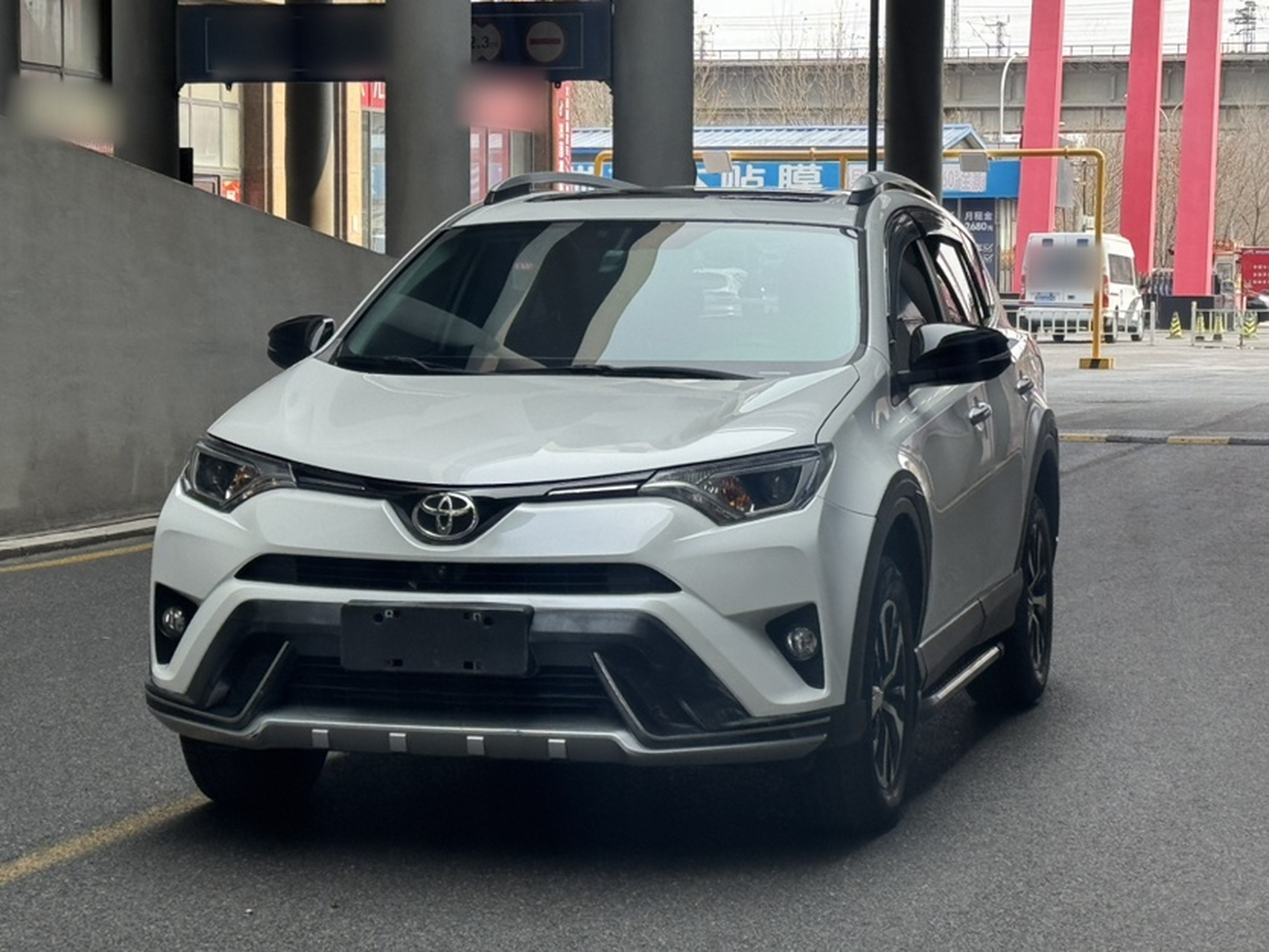 Под передней частью автомобиля