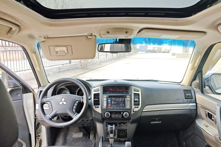 Used Mitsubishi Pajero 2015 3.0L Automatic Elite Edition China V Standard Interior 3