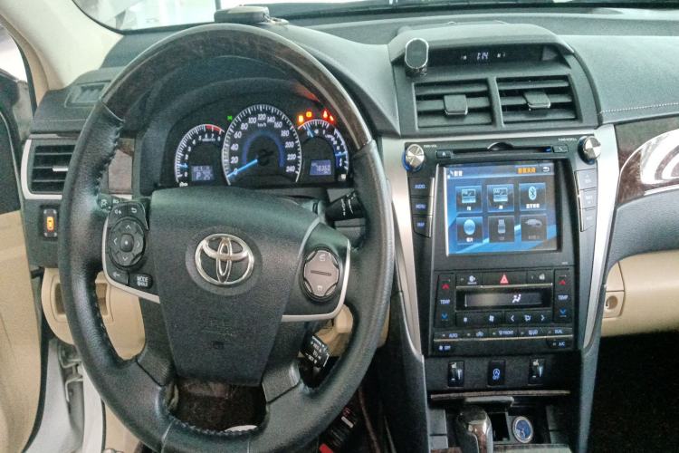 Used Toyota Camry 2016 2.5G 10th Anniversary Deluxe Navigation Edition Center Console