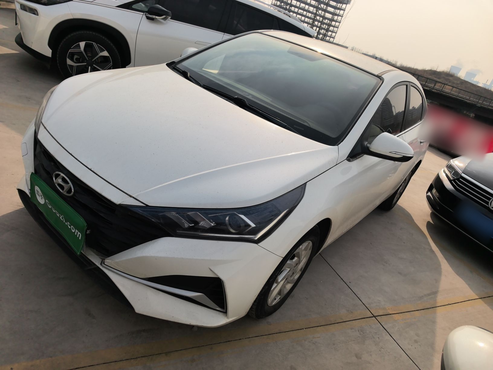 تحت مقدمة السيارة