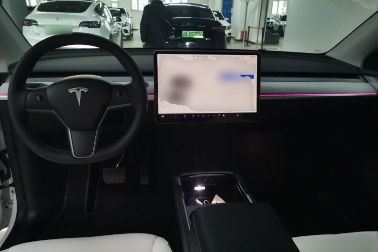 Used Tesla Model Y 2023 Long-Range All-Wheel-Drive Version Center Console