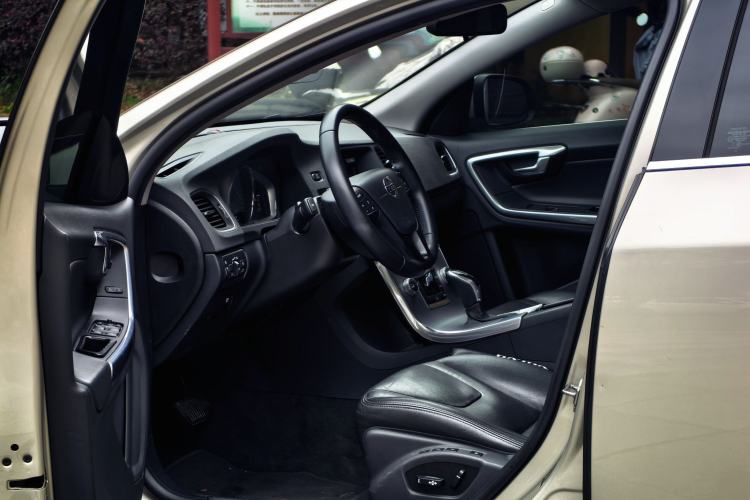 Used Volvo V60 2017 T4 Smart Edition China V Standard
