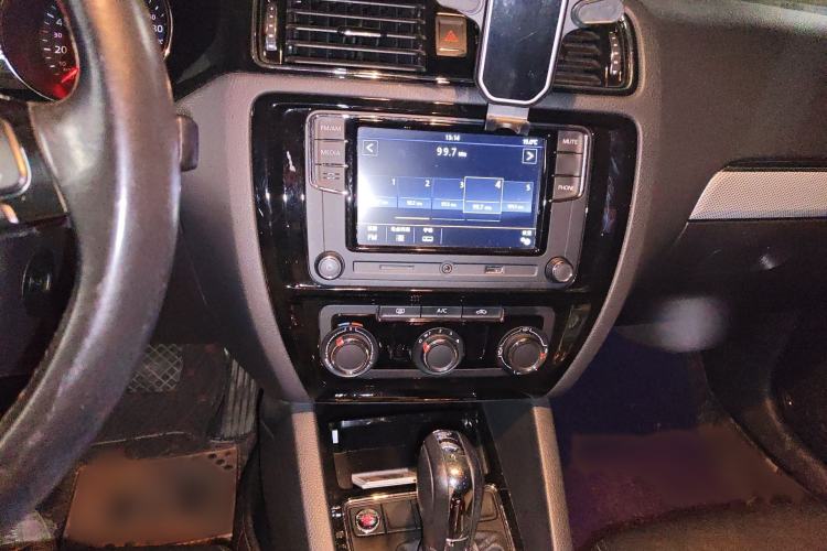 Used Volkswagen Sagitar 2017 1.6L Automatic Comfort Model Audio And AC Panel