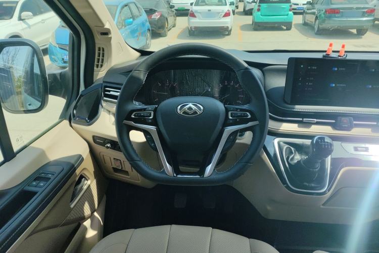 Used SAIC MAXUS Xintu V70 2025 2.0T Manual Long Wheelbase Mid-Height Luxury Version 9 Seats
