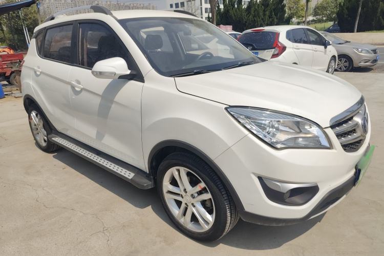 Used CHANGAN CS35 2015 1.6L Manual Luxury Model China IV Standard Front Right 45 Deg
