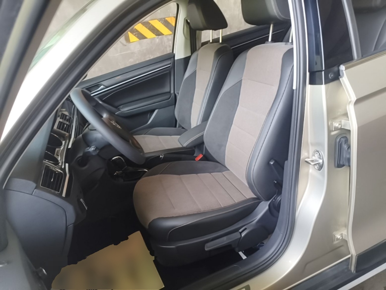 Vordere Reihe im Auto