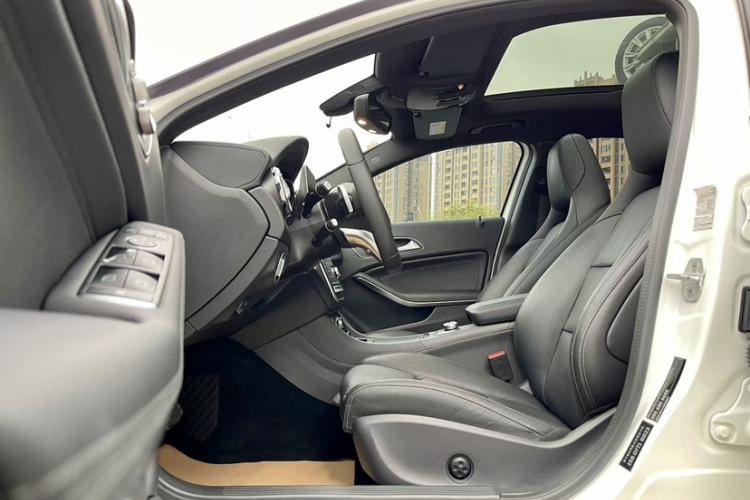 Used Mercedes-Benz GLA 2017 GLA 260 4MATIC Sport Edition Interior 3