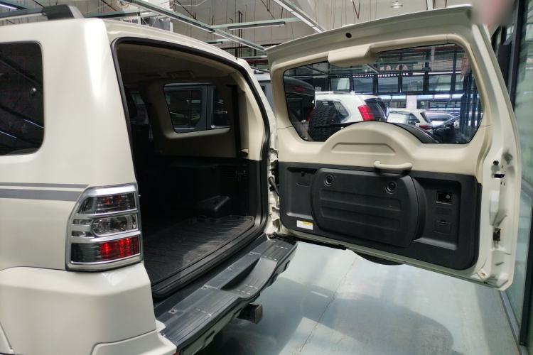 Used Mitsubishi Pajero 2018 3.0L Automatic Standard Edition Trunk