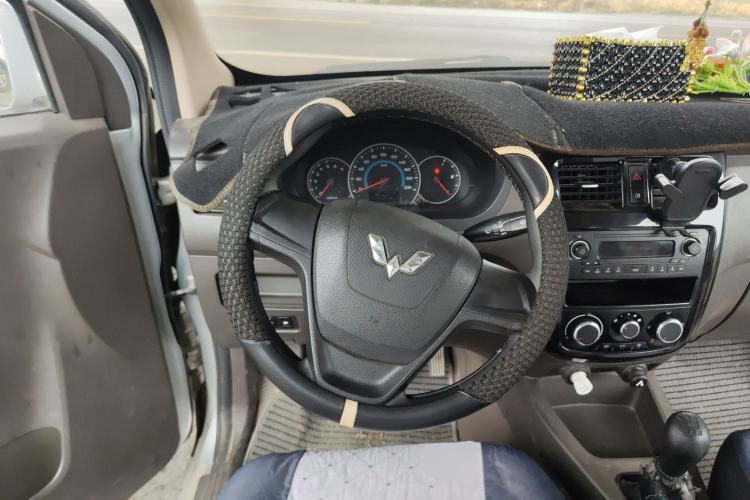 Used Wuling Rongguang V 2016 1.5L Standard Version