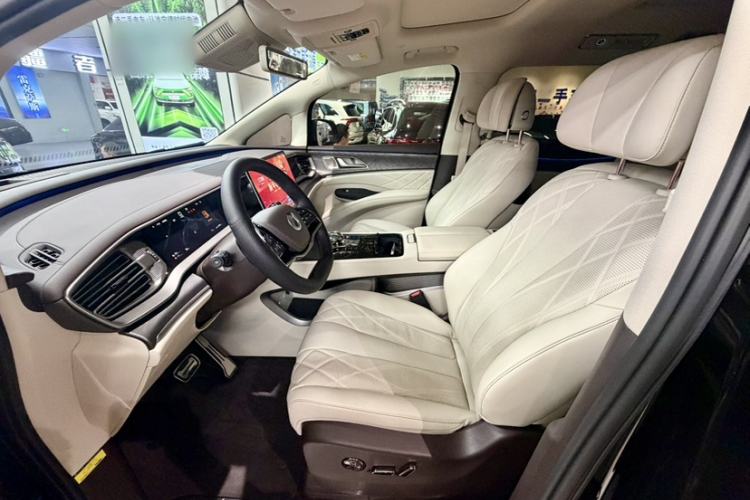 Used Denza D9 2025 DM-i Smart Drive 1020 Four-Wheel Drive Premium Model Interior 8