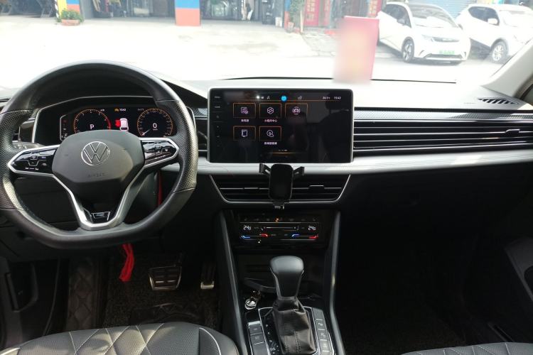 Used Volkswagen Tiguan L 2023 330TSI Automatic Two-Wheel Drive R-Line Enjoyment Edition Center Console