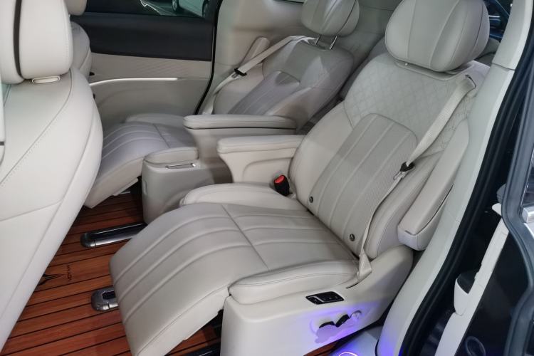 Used VOYAH Dream 2024 PHEV Extended-Range Premium Edition Interior 4