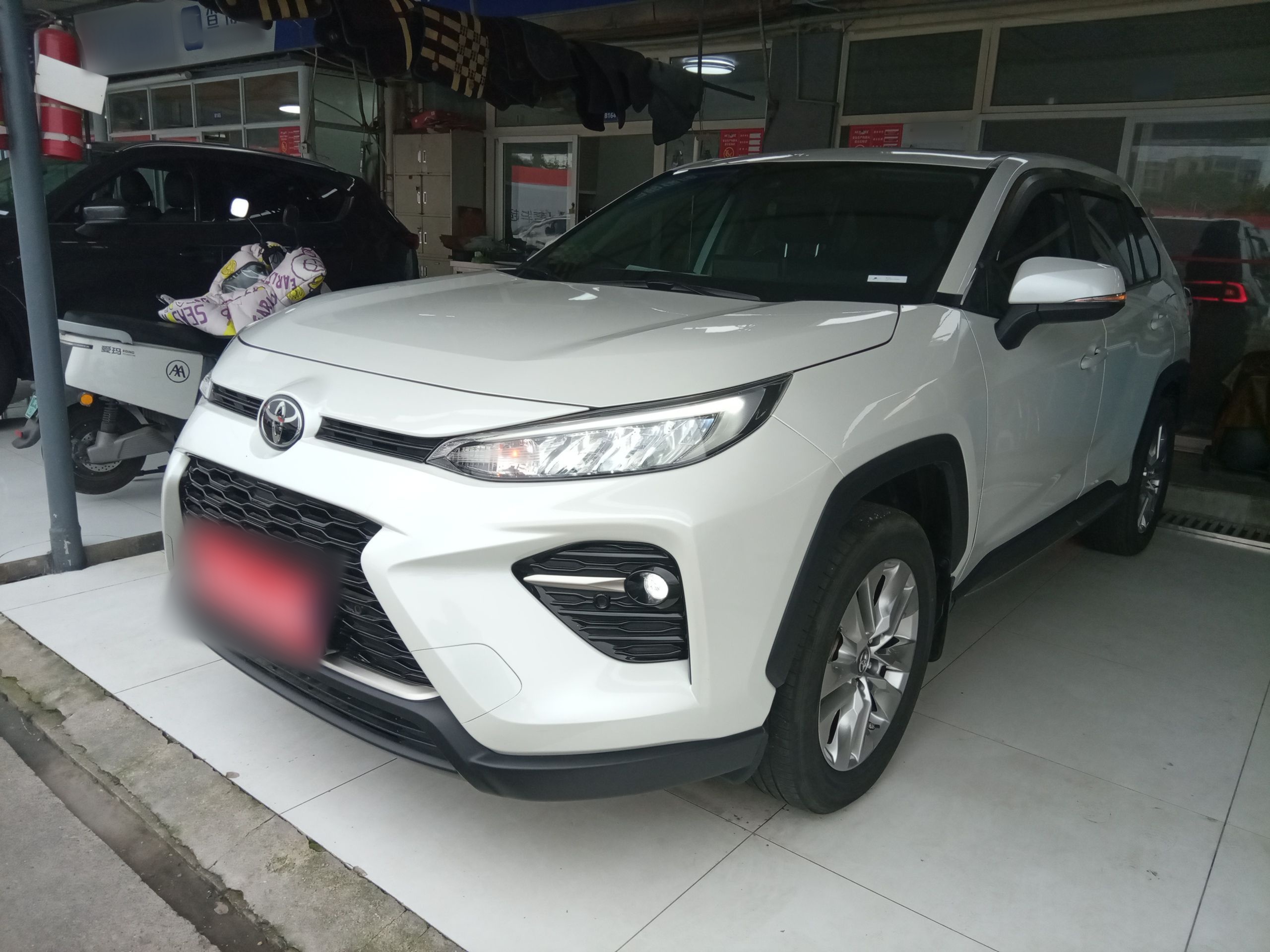 Под передней частью автомобиля