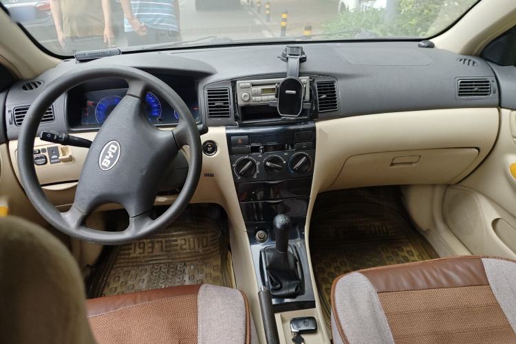 Used BYD F3 2013 Energy-Efficient Model 1.5L Manual Comfort Version Center Console