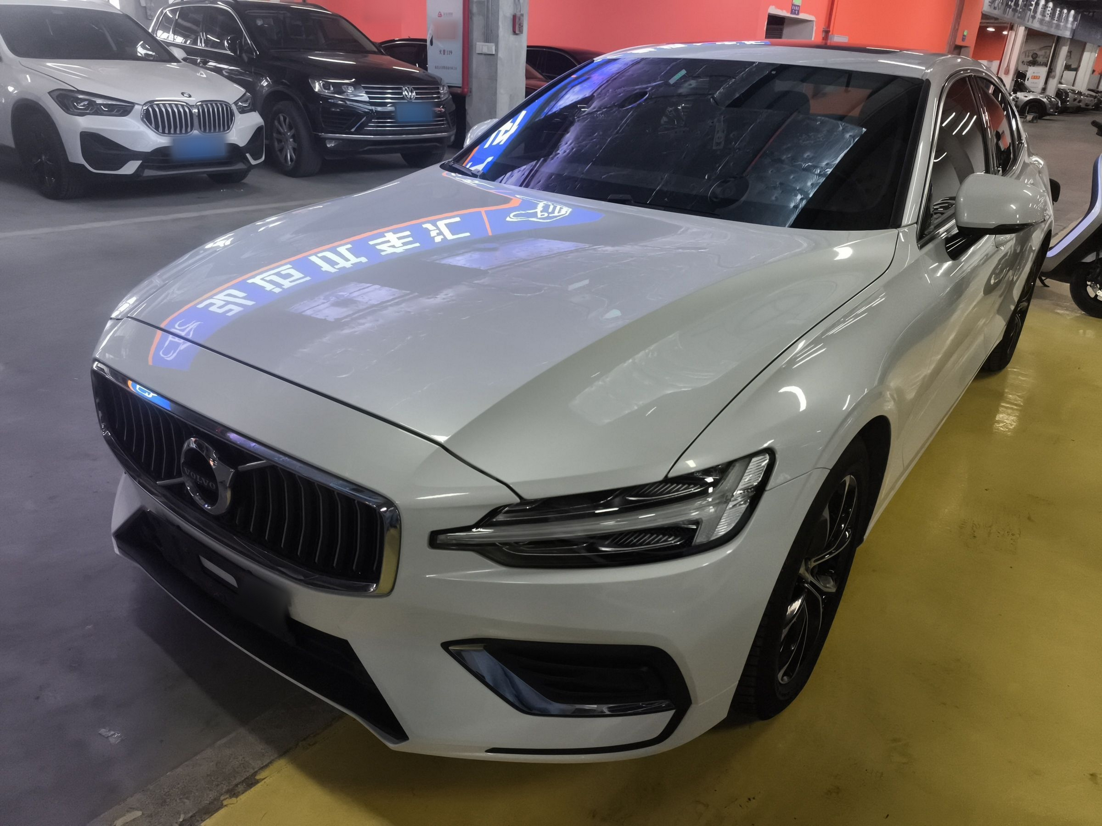 Под передней частью автомобиля