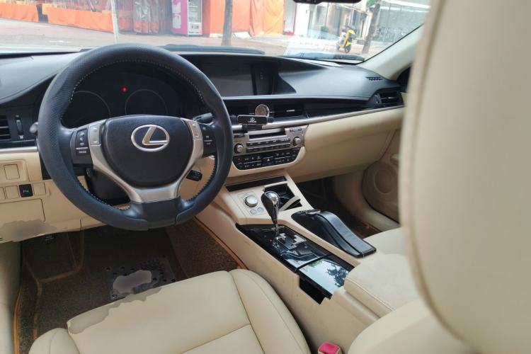 Used Lexus ES 2013 300h Elite Edition
