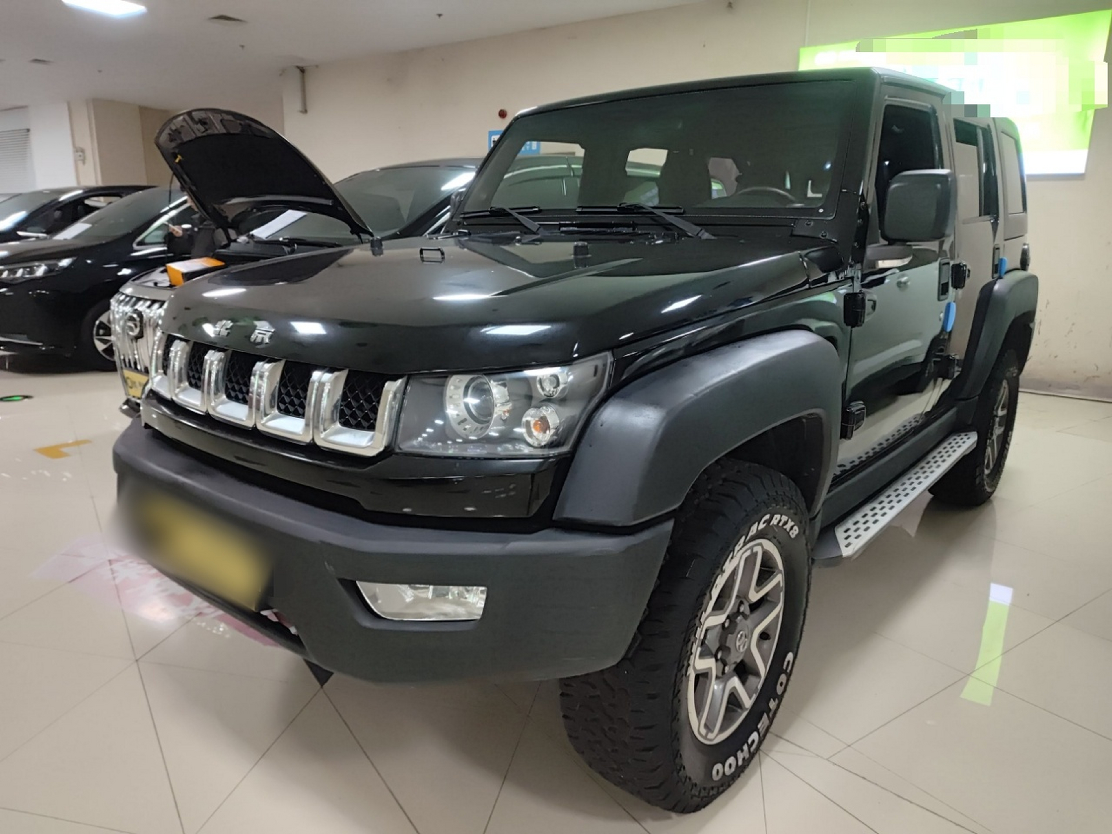 تحت مقدمة السيارة