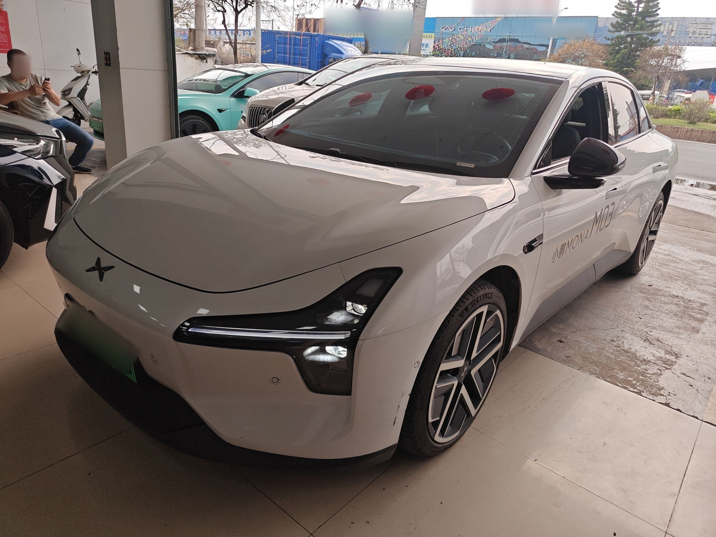 تحت مقدمة السيارة