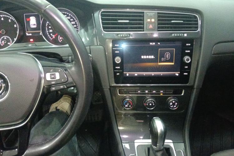 Used Volkswagen Golf 2019 1.8TSI Travel Edition Center Console