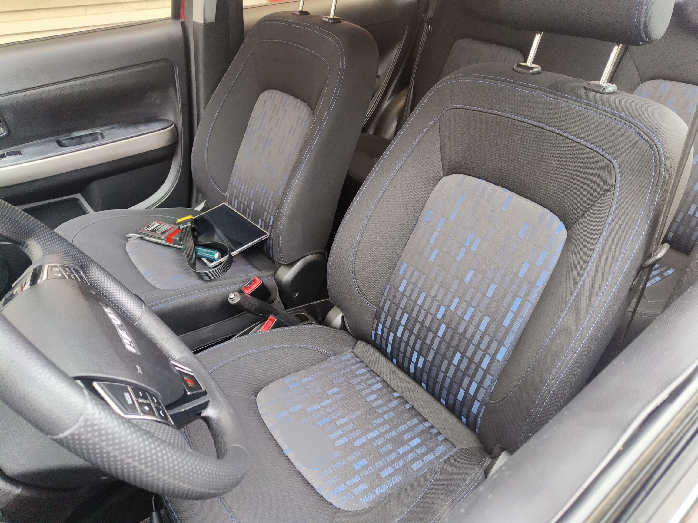 المقاعد الأمامية داخل السيارة