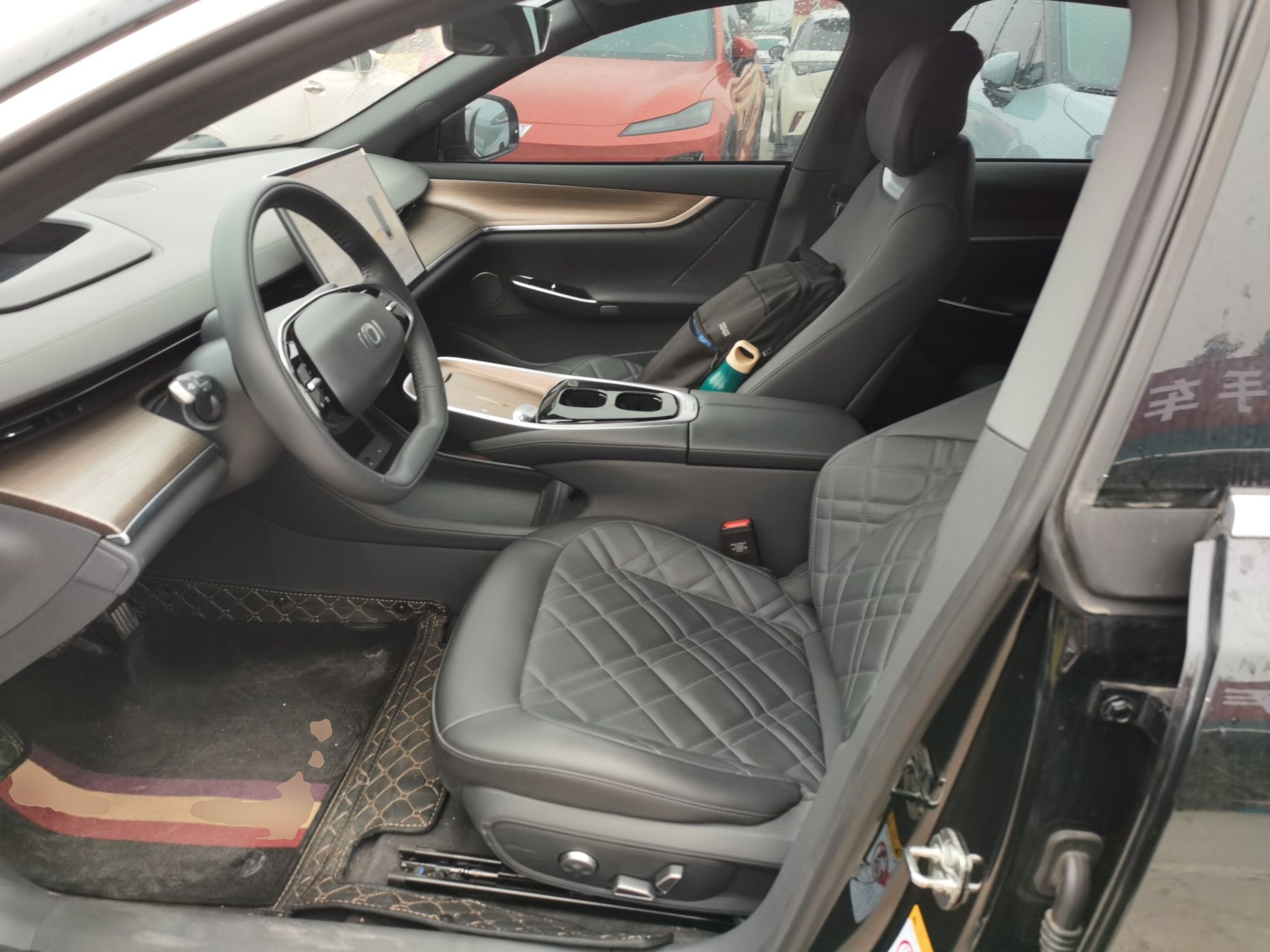 Переднее сиденье в автомобиле