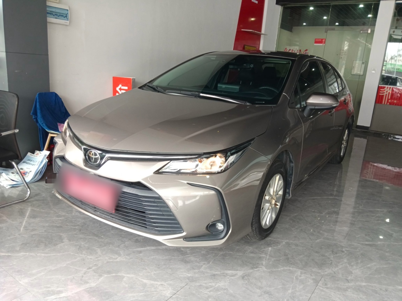 تحت مقدمة السيارة