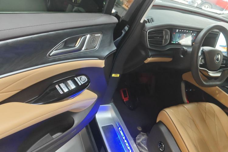 Used Denza D9 2024 DM-i 980 Four-Wheel Drive Prestige Model
