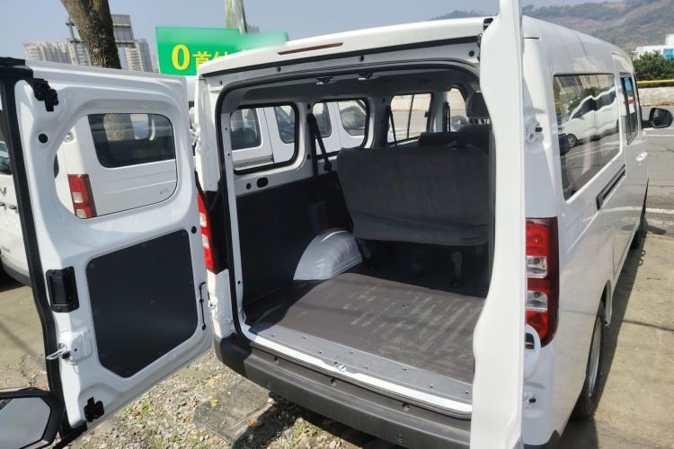 Used Wuling Yangguang 2024 300KM Comfort Version Passenger Van 75kW