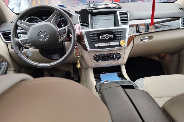 Used Mercedes-Benz M-Class 2015 ML 400 4MATIC Dynamic Model Center Console