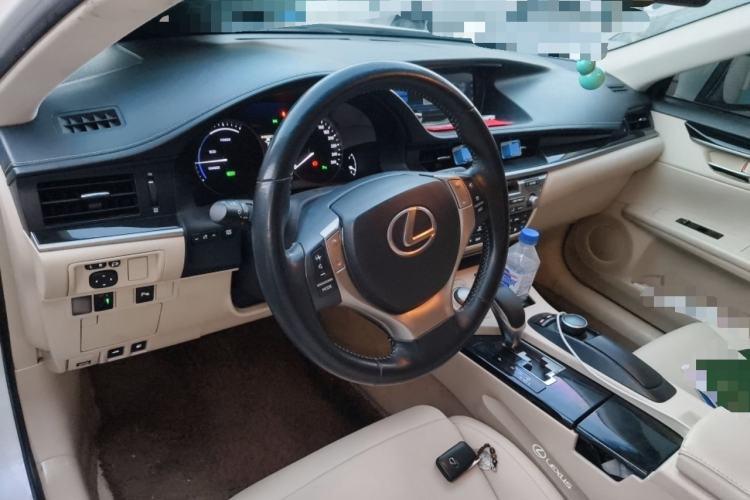Used Lexus ES 2013 300h Elite Edition
