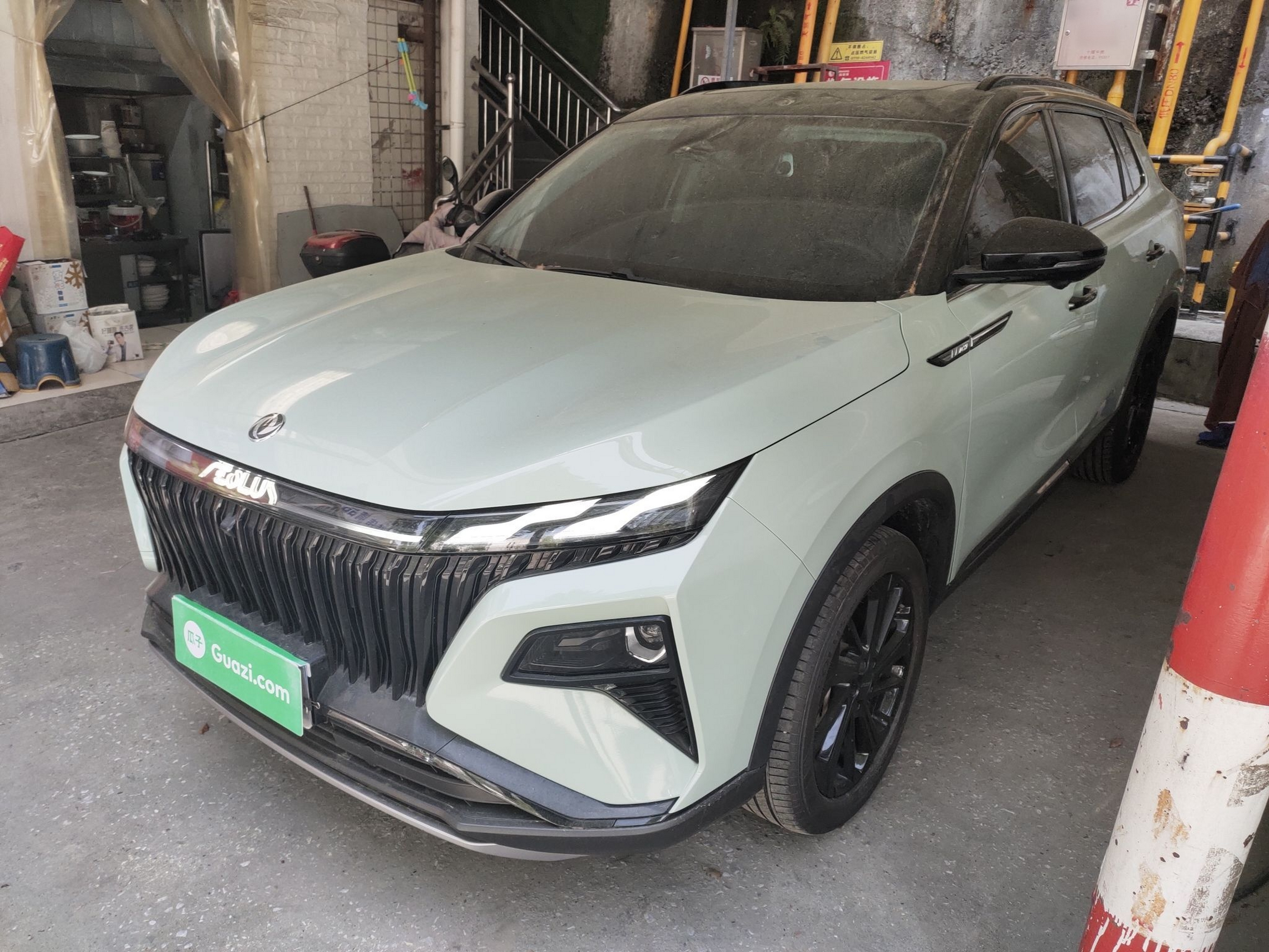 Под передней частью автомобиля