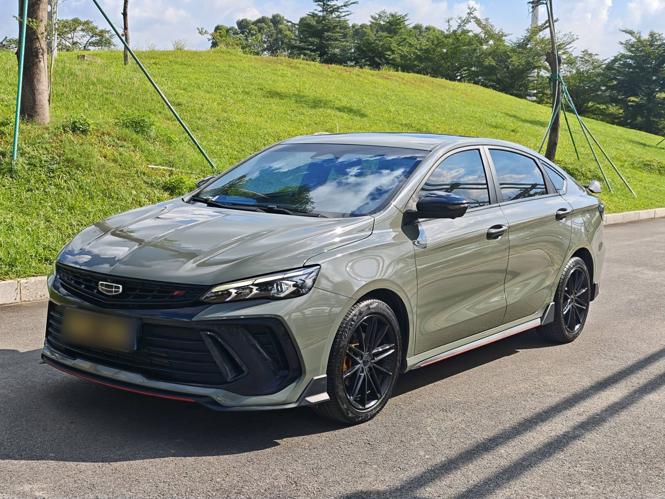 Под передней частью автомобиля