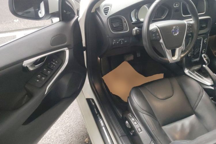 Used Volvo V40 2016 T4 Smart Luxury Edition
