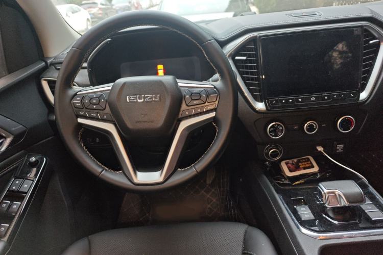 Used Isuzu D-MAX 2023 2.5T Automatic Two-Wheel Drive Diesel Standard Wheelbase Lingdong Edition