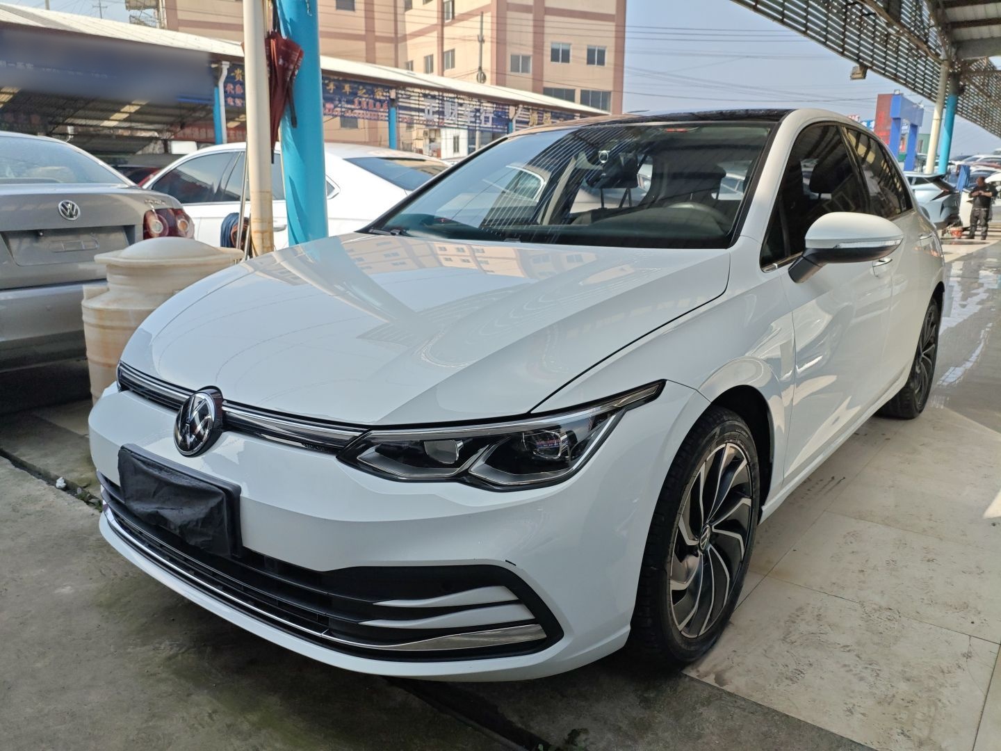 Под передней частью автомобиля