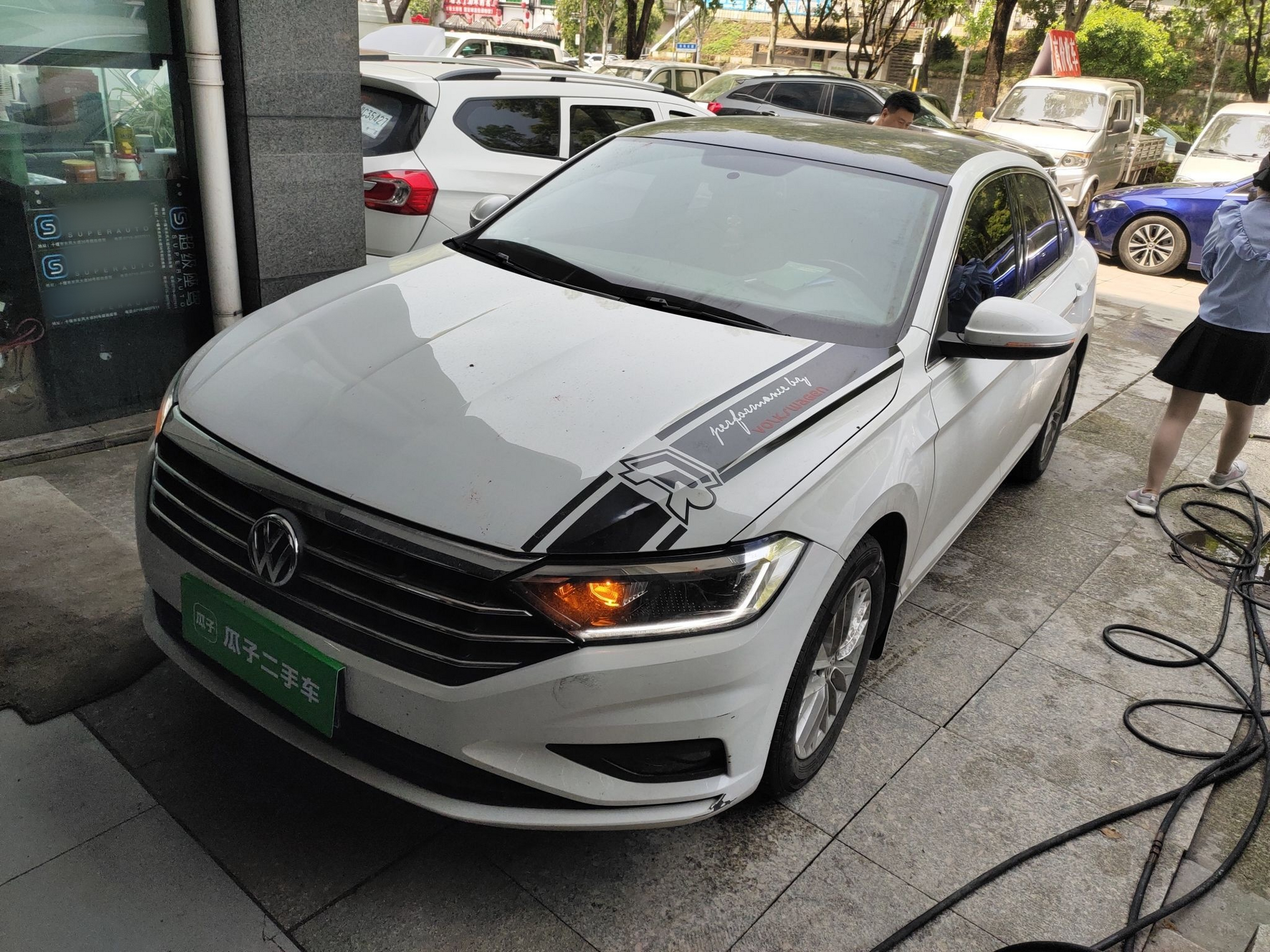 تحت مقدمة السيارة