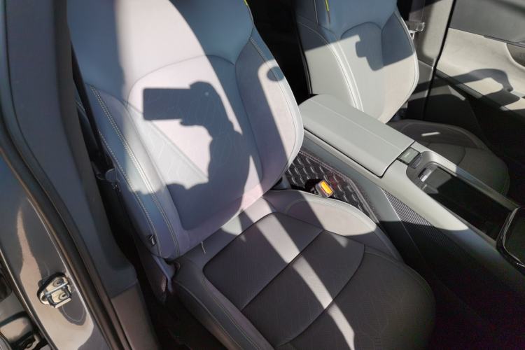 Used Lynk & Co 08 EM-P 2025 220 km All-Wheel-Drive Performance Halo
