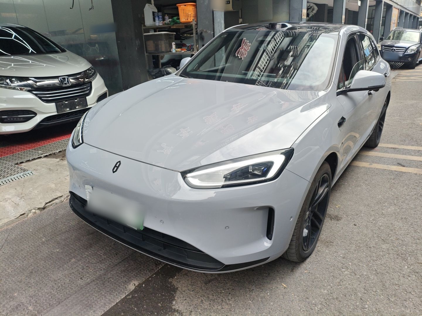 Под передней частью автомобиля