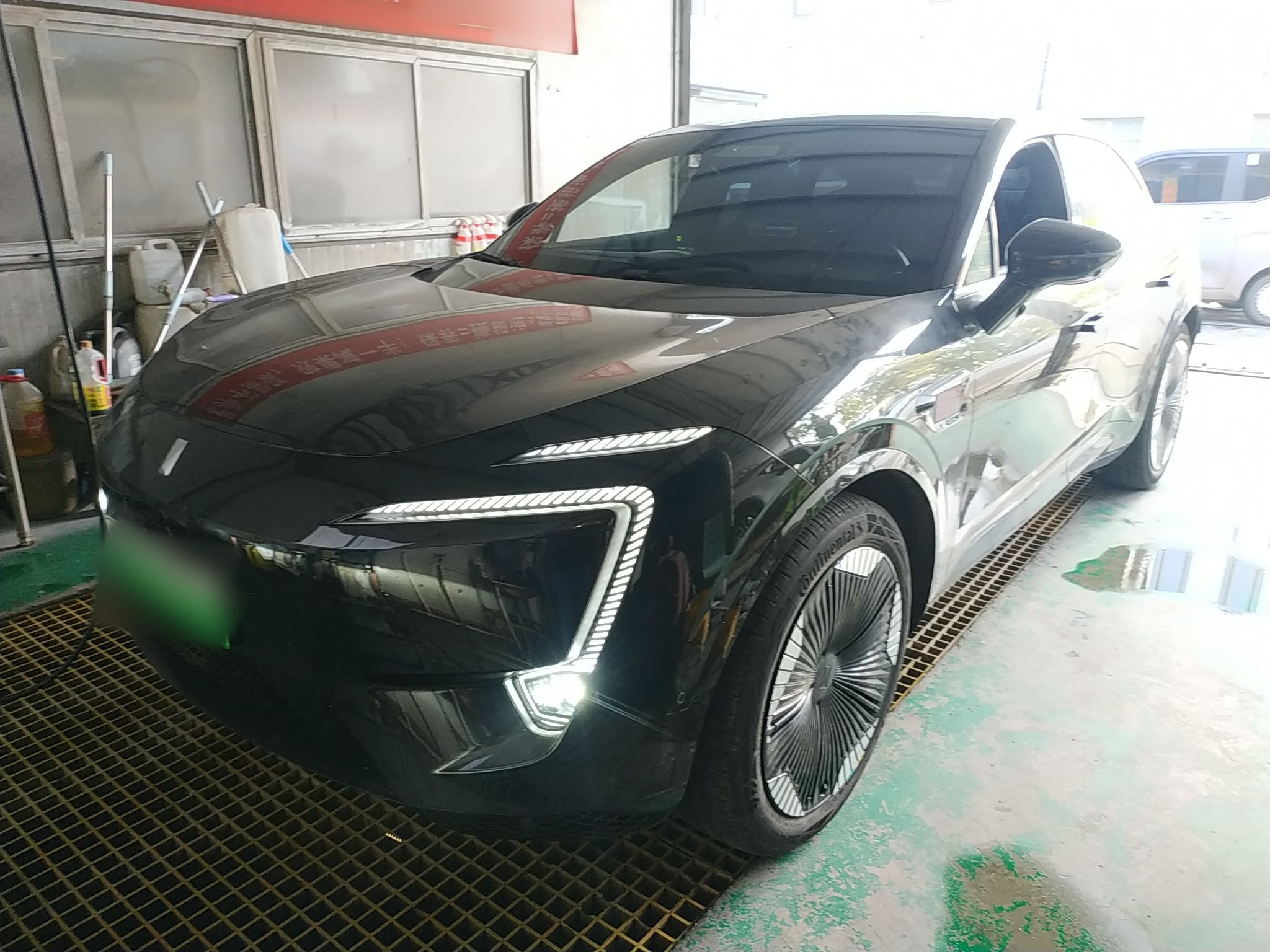 تحت مقدمة السيارة