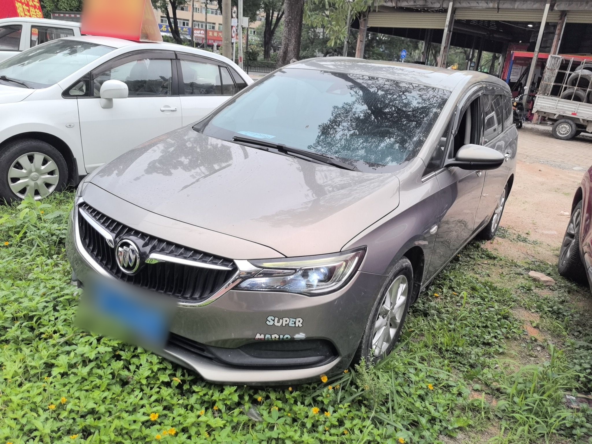 تحت مقدمة السيارة