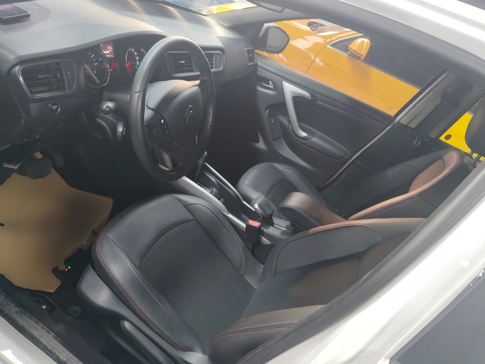 المقاعد الأمامية داخل السيارة