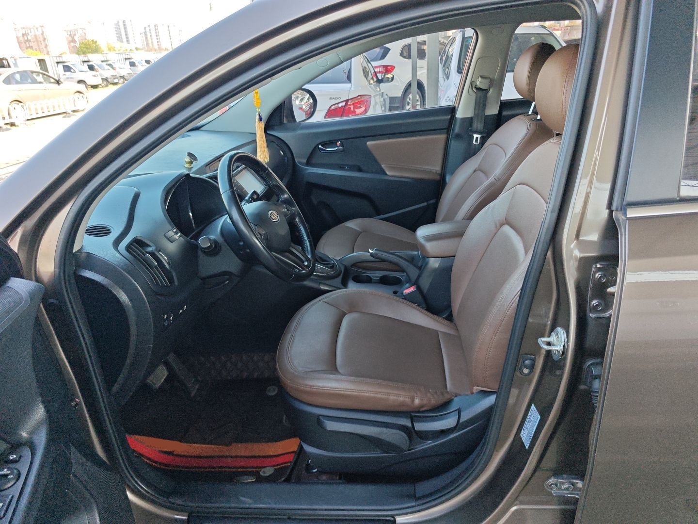 Переднее сиденье в автомобиле