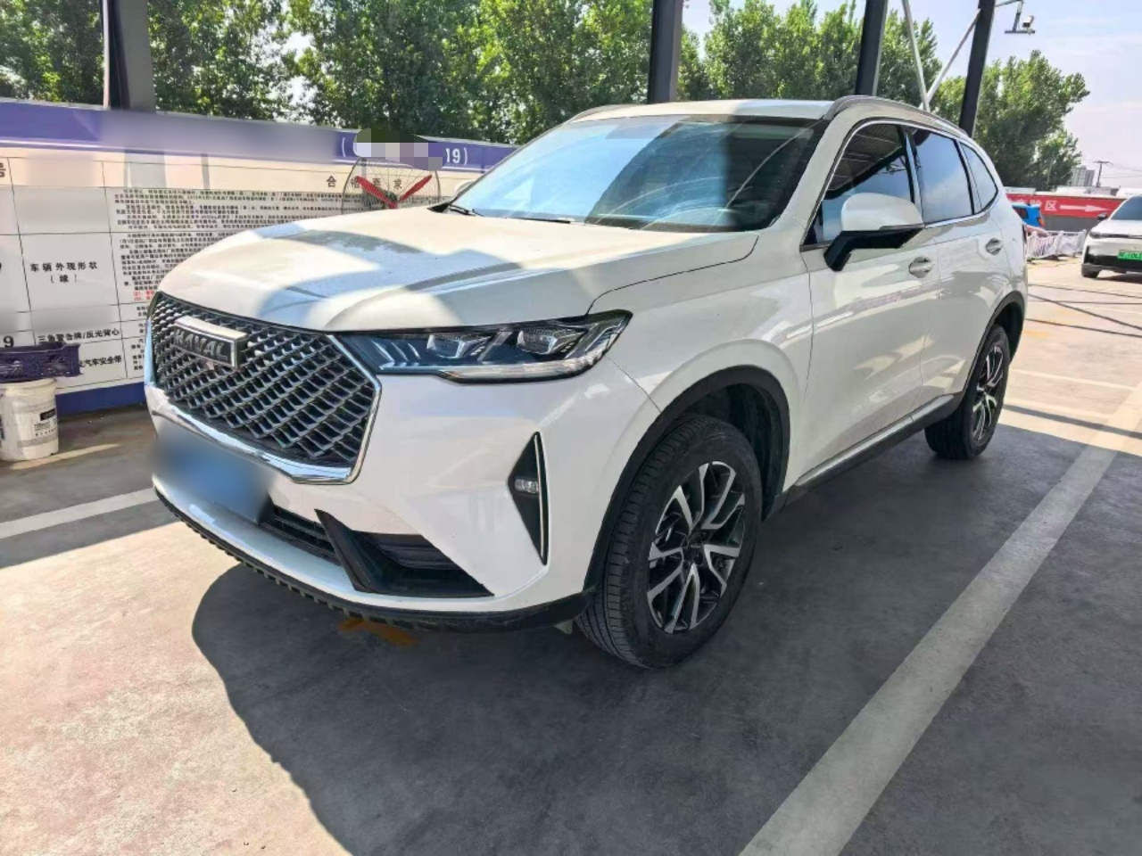 Под передней частью автомобиля