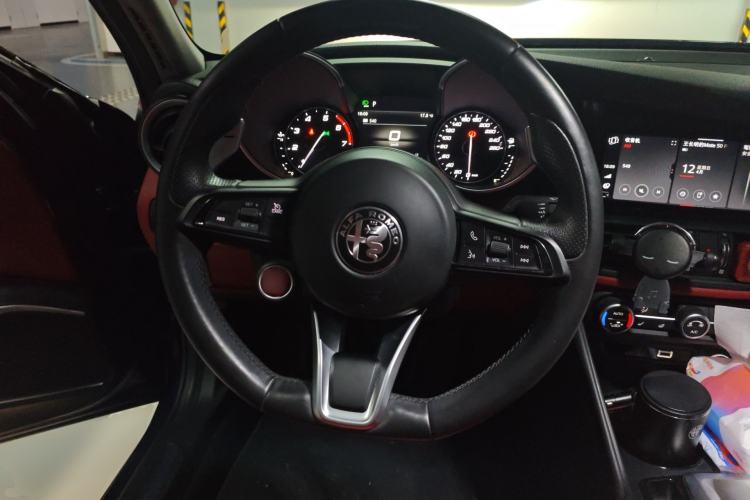 Used Alfa Romeo Giulia 2021 2.0T 280HP Luxury Edition Steering Wheel
